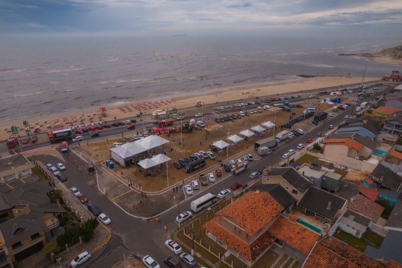 Vista aérea da Operação Verão Total na praia de Imbé