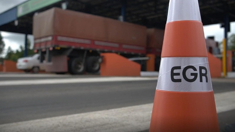 Cone com a sigla EGR. Ao fundo, um caminho.