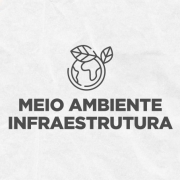 Card em fundo cinza, no qual está escrito Meio Ambiente Infraestrutura ao centro, logo abaixo de um ícone formado por uma imagem do globo terrestre envolvido por um galho de planta com duas folhas em uma das ponta e na parte superior do globo. No canto inferior direito está a logomarca utilizada pela gestão 2023-2026 do governo do Rio Grande do Sul.