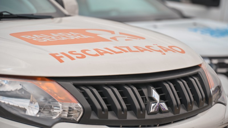 Carro branco com logo da Balada Segura.