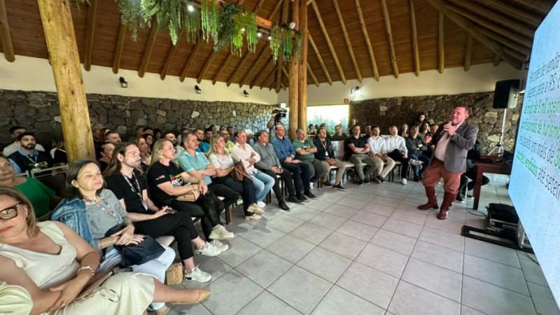 Foto mostra plateia assistindo exposi&ccedil;&atilde;o de palestrante no workshop da campanha Viva o Ver&atilde;o Ga&uacute;cho