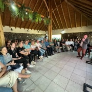 Foto mostra plateia assistindo exposição de palestrante no workshop da campanha Viva o Verão Gaúcho