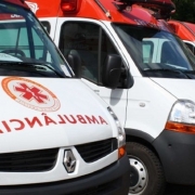 Esta &eacute; uma descri&ccedil;&atilde;o detalhada da imagem para fins de acessibilidade: Descri&ccedil;&atilde;o Geral A imagem mostra uma a&ccedil;&atilde;o de inclus&atilde;o e acessibilidade realizada em uma praia durante um dia ensolarado. O foco est&aacute; em pessoas com mobilidade reduzida participando de atividades de lazer com o apoio de uma equipe especializada. Elementos em Destaque Primeiro Plano: Dois homens est&atilde;o sentados em cadeiras de rodas anf&iacute;bias (modelos com rodas grandes e largas, de cor cinza, ideais para deslocamento na areia). As cadeiras s&atilde;o de cor azul vibrante. Ambos vestem camisetas laranjas; o homem &agrave; esquerda sorri para a c&acirc;mera e faz um sinal de "positivo" com a m&atilde;o. Equipe de Apoio: Ao redor dos cadeirantes, h&aacute; um grupo de aproximadamente 10 pessoas. A maioria veste o uniforme do projeto: camisetas laranjas e bon&eacute;s amarelos. Entre eles, destaca-se um bombeiro militar (&agrave; esquerda, com fardamento azul-marinho) e um guarda-vidas (ao fundo, com regata vermelha e amarela). Cen&aacute;rio e Fundo: * O grupo est&aacute; sobre a areia clara da praia. Ao fundo, v&ecirc;-se uma estrutura de lona vermelha com a inscri&ccedil;&atilde;o "QUIOSQUE TRAMANDA&Iacute;". O c&eacute;u est&aacute; completamente azul e sem nuvens, indicando um dia de sol forte. Uma bandeira vertical roxa e branca est&aacute; posicionada &agrave; esquerda. Atmosfera A imagem transmite uma sensa&ccedil;&atilde;o de alegria, seguran&ccedil;a e integra&ccedil;&atilde;o social, destacando o servi&ccedil;o de banho assistido e educa&ccedil;&atilde;o ambiental/seguran&ccedil;a oferecido pelo Governo do Estado.