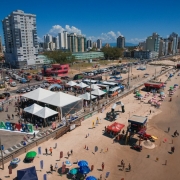 Foto a&eacute;rea mostra tendas da Opera&ccedil;&atilde;o Ver&atilde;o Total na beira da praia com mar em perspectiva.